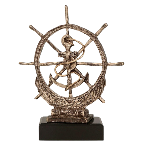 Statuetka odlewana RTY1030/BR w kolorze brązu z motywem koła sterowego, kotwicy i liny. Model na ciemnej podstawie sprawdzi się jako nagroda, wyróżnienie lub podziękowanie na regaty, zawody i wydarzenia żeglarskie. Miejsce na tabliczkę z nadrukiem.