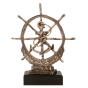 Statuetka odlewana RTY1030/BR w kolorze brązu z motywem koła sterowego, kotwicy i liny. Model na ciemnej podstawie sprawdzi się jako nagroda, wyróżnienie lub podziękowanie na regaty, zawody i wydarzenia żeglarskie. Miejsce na tabliczkę z nadrukiem.