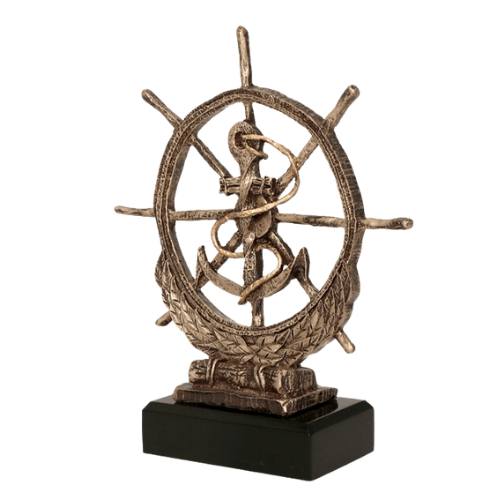 Statuetka odlewana RTY1030/BR w kolorze brązu z motywem koła sterowego, kotwicy i liny. Model na ciemnej podstawie sprawdzi się jako nagroda, wyróżnienie lub podziękowanie na regaty, zawody i wydarzenia żeglarskie. Miejsce na tabliczkę z nadrukiem.