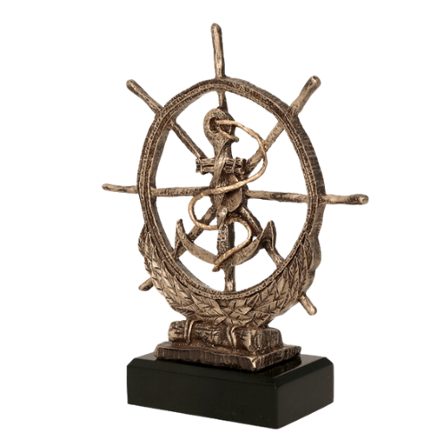Statuetka odlewana RTY1030/BR w kolorze brązu z motywem koła sterowego, kotwicy i liny. Model na ciemnej podstawie sprawdzi się jako nagroda, wyróżnienie lub podziękowanie na regaty, zawody i wydarzenia żeglarskie. Miejsce na tabliczkę z nadrukiem.