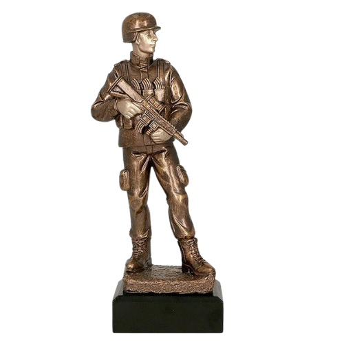 Statuetka odlewana RFST2113/BR Wojskowy w brązowym wykończeniu przedstawia sylwetkę żołnierza. Sprawdzi się jako nagroda, wyróżnienie lub pamiątka na wydarzeniach o tematyce wojskowej, strzeleckiej i patriotycznej. Miejsce na tabliczkę z nadrukiem.