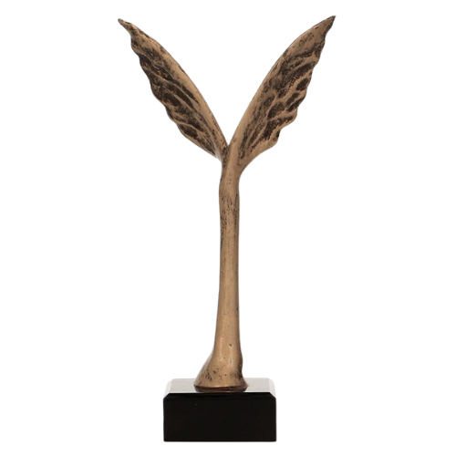 Statuetka RTY3301/BR w brązowym wykończeniu wyróżnia się formą i smukłą sylwetką. Sprawdzi się jako nagroda, wyróżnienie lub podziękowanie podczas gal, konkursów, jubileuszy i wydarzeń okolicznościowych. Miejsce na tabliczkę z nadrukiem.