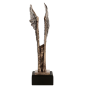 Statuetka odlewana RTY640/BR to uniwersalna nagroda o symbolicznym charakterze. Motyw skrzydeł i ciemna podstawa sprawiają, że model dobrze prezentuje się podczas gal, konkursów, jubileuszy i wydarzeń okolicznościowych. Miejsce na tabliczkę.