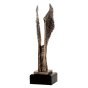 Statuetka odlewana RTY640/BR to uniwersalna nagroda o symbolicznym charakterze. Motyw skrzydeł i ciemna podstawa sprawiają, że model dobrze prezentuje się podczas gal, konkursów, jubileuszy i wydarzeń okolicznościowych. Miejsce na tabliczkę.