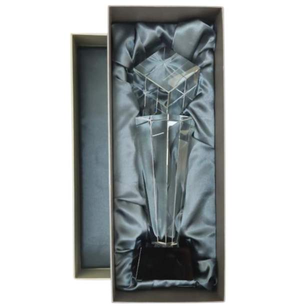 Statuetka szklana C004 z etui w komplecie to elegancka nagroda na gale, jubileusze i wyróżnienia firmowe. Nowoczesna forma podkreśla prestiż upominku, a dołączone etui ułatwia wręczenie i przechowywanie.