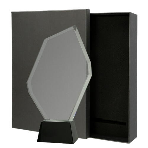 Statuetka szklana C069 z etui w komplecie to elegancka nagroda na jubileusze, gale i wyróżnienia firmowe. Geometryczna forma podkreśla prestiż, a dołączone etui nadaje całości reprezentacyjny charakter.