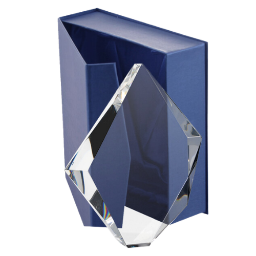 Statuetka szklana C036 z etui w komplecie to elegancka nagroda na jubileusze, gale i wyróżnienia firmowe. Geometryczna forma podkreśla prestiż, a dołączone etui ułatwia efektowne wręczenie i przechowywanie.