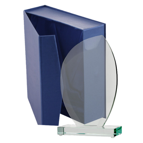 Statuetka szklana G010 z etui w komplecie to elegancka nagroda na jubileusze, gale i wyróżnienia. Szklana forma pięknie eksponuje personalizację, a etui dodaje całości prestiżowego charakteru.