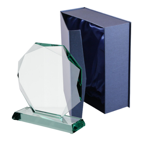 Statuetka szklana G020 z etui w komplecie to elegancka nagroda na jubileusze, gale i wyróżnienia. Szlachetna forma szkła i dołączone etui podkreślają prestiż upominku oraz jego reprezentacyjny charakter.