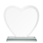 Statuetka szklana serce G031 – elegancka nagroda ze szkła w kształcie serca na podstawce. Idealna na grawer – prezent ślubny, rocznicowy lub dla pracownika. W komplecie z niebieskim satynowym etui.