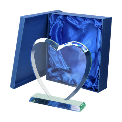 Statuetka szklana serce G031 – elegancka nagroda ze szkła w kształcie serca na podstawce. Idealna na grawer – prezent ślubny, rocznicowy lub dla pracownika. W komplecie z niebieskim satynowym etui.