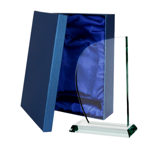 Statuetka szklana G035 – eleganckie trofeum ze szkła z zaokrąglonym szczytem na podstawce. Wys. 21 cm, szer. 12 cm, grub. 1,5 cm. Idealna na grawer – nagroda firmowa lub sportowa. W komplecie z niebieskim satynowym etui.