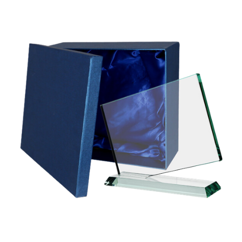 Szklana statuetka G036 pozioma – eleganckie trofeum ze szkła na ukośnej podstawce. Duża powierzchnia na grawer lub nadruk – idealna nagroda firmowa, dyplom lub upominek okolicznościowy. W komplecie z niebieskim satynowym etui.