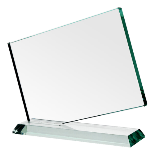 Szklana statuetka G036 pozioma – eleganckie trofeum ze szkła na ukośnej podstawce. Duża powierzchnia na grawer lub nadruk – idealna nagroda firmowa, dyplom lub upominek okolicznościowy. W komplecie z niebieskim satynowym etui.