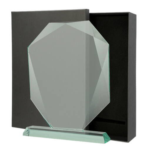 Statuetka szklana fazowana G042 – eleganckie trofeum ze szkła z efektownym fazowaniem krawędzi na szklanej podstawce. Idealna na grawer – nagroda firmowa, sportowa lub upominek. W komplecie z czarnym etui.