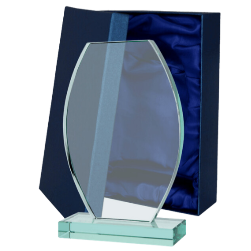 Statuetka szklana G043 – eleganckie trofeum ze szkła w kształcie rombu na podstawce. Wys. 21 cm, szer. 13,5 cm, grub. 1,9 cm. Idealna na grawer – nagroda firmowa, sportowa lub upominek. W komplecie z niebieskim satynowym etui.