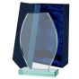 Statuetka szklana G043 – eleganckie trofeum ze szkła w kształcie rombu na podstawce. Wys. 21 cm, szer. 13,5 cm, grub. 1,9 cm. Idealna na grawer – nagroda firmowa, sportowa lub upominek. W komplecie z niebieskim satynowym etui.