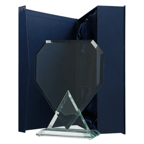 Statuetka szklana G048 – oryginalne trofeum ze szkła z geometryczną podstawą w kształcie trójkątów. Wys. 22 cm, szer. 16,5 cm, grub. 1 cm. Idealna na grawer – ekskluzywna nagroda lub upominek firmowy. Z niebieskim etui.