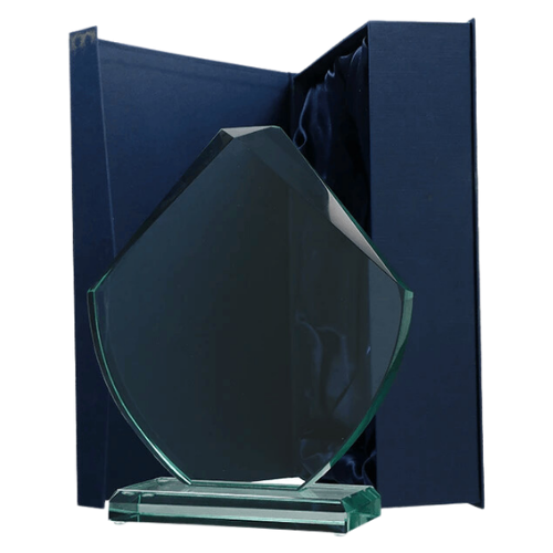 Statuetka szklana G049 – efektowne trofeum ze szkła w kształcie diamentu na podstawce. Wys. 23 cm, szer. 20 cm, grub. 2 cm. Idealna na grawer – prestiżowa nagroda firmowa lub sportowa. W komplecie z niebieskim satynowym etui.