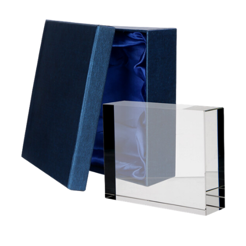 Statuetka szklana C056 – masywny blok kryształowy o grubości 4 cm. Wys. 14 cm, szer. 11 cm. Duża powierzchnia na grawer lub nadruk UV – idealna nagroda firmowa lub ekskluzywny upominek. Z niebieskim satynowym etui.