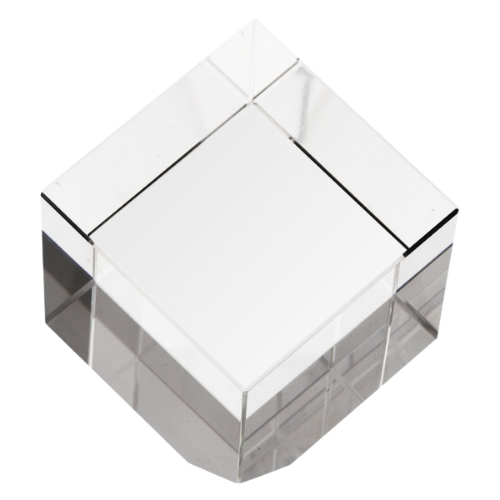 Statuetka szklana sześcian T026 – elegancki kryształowy sześcian 6×6×6 cm ustawiony na rogu. Idealny na grawer laserowy 3D lub nadruk UV – oryginalny upominek firmowy lub nagroda. W komplecie z niebieskim satynowym etui.