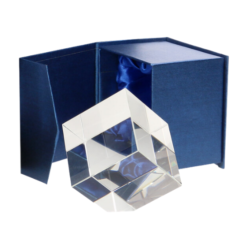 Statuetka szklana sześcian T026 – elegancki kryształowy sześcian 6×6×6 cm ustawiony na rogu. Idealny na grawer laserowy 3D lub nadruk UV – oryginalny upominek firmowy lub nagroda. W komplecie z niebieskim satynowym etui.
