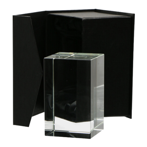 Statuetka szklana KR5080 – masywny blok kryształowy 8×5×5 cm. Idealny do graweru laserowego 3D lub nadruku UV – elegancki upominek firmowy lub nagroda okolicznościowa. W komplecie z czarnym etui.