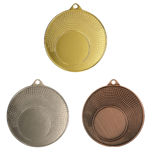 Medale sportowe złoty srebrny brązowy MMC1140 – okrągłe medale śr. 4 cm z miejscem na emblemat i wzorzystym rantem. Uniwersalna nagroda na zawody szkolne, turnieje i olimpiady dla dzieci i dorosłych.