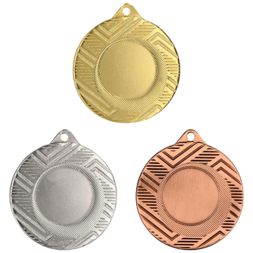 Medale sportowe złoty srebrny brązowy MMC5950 – okrągłe medale śr. 5 cm z miejscem na emblemat i geometrycznym wzorem w romby. Idealna nagroda na zawody sportowe, turnieje szkolne i klubowe.