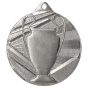Srebrny medal sportowy ME007/S – okrągły medal śr. 5 cm z motywem pucharu i wzorem promieni. Idealna nagroda na zawody sportowe i turnieje szkolne.