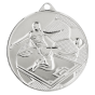 Srebrny medal piłka nożna MMC45050/S – okrągły medal śr. 5 cm z motywem piłkarza przy piłce. Idealna nagroda na turniej piłki nożnej i ligę szkolną.