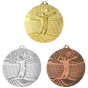 Medale siatkówka złoty srebrny brązowy MMC41050 – okrągłe medale śr. 5 cm z motywem zawodniczki serwującej. Wykonane z metalu, grubość 2 mm. Idealna nagroda na turniej siatkówki, ligę szkolną i zawody klubowe.