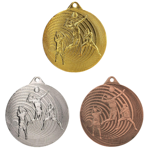Medale siatkówka złoty srebrny brązowy MMC3073 – okrągłe medale śr. 7 cm z motywem zawodników przy siatce. Wykonane z metalu, grubość 2,5 mm. Idealna nagroda na turniej siatkówki, ligę szkolną i zawody klubowe.