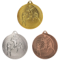 Medale siatkówka złoty srebrny brązowy MMC3073 – okrągłe medale śr. 7 cm z motywem zawodników przy siatce. Wykonane z metalu, grubość 2,5 mm. Idealna nagroda na turniej siatkówki, ligę szkolną i zawody klubowe.