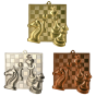 Medale szachy złoty srebrny brązowy MD8046 – medale 69x65 mm z trójwymiarowym motywem figur szachowych na szachownicy. Wykonane z metalu, grubość 3 mm. Idealna nagroda na turniej szachowy i zawody szkolne.