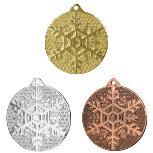 Medale sporty zimowe złoty srebrny brązowy MMC48050 – okrągłe medale śr. 5 cm z motywem płatka śniegu. Wykonane z metalu, grubość 2 mm. Idealna nagroda na zawody sportów zimowych, ligę szkolną i turnieje klubowe.