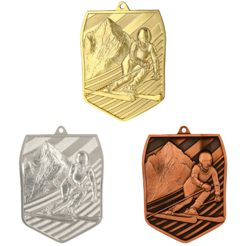 Medale odlewane zjazd narciarski złoty srebrny brązowy MD8055 – odlewane medale w kształcie wielokąta 78x61 mm z motywem narciarza na tle gór. Wykonane z metalu. Idealna nagroda na zawody narciarskie i turnieje zimowe.