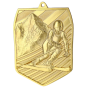 Złoty medal odlewany zjazd narciarski MD8055/G – odlewany medal w kształcie wielokąta 78x61 mm z motywem narciarza na tle gór. Wykonany z metalu. Idealna nagroda na zawody narciarskie i turnieje zimowe.