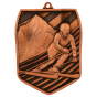 Brązowy medal odlewany zjazd narciarski MD8055/B – odlewany medal w kształcie wielokąta 78x61 mm z motywem narciarza na tle gór. Wykonany z metalu. Idealna nagroda na zawody narciarskie i turnieje zimowe.