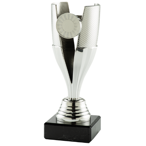 Puchar srebrny SET.352.02.A – puchar wys. 15,5 cm z czaszą śr. 5,5 cm na czarnej podstawie marmurowej. Wykonany z plastiku pokrytego srebrną powłoką, miejsce na emblemat śr. 25 mm. Idealna nagroda na zawody sportowe i uroczystości.
