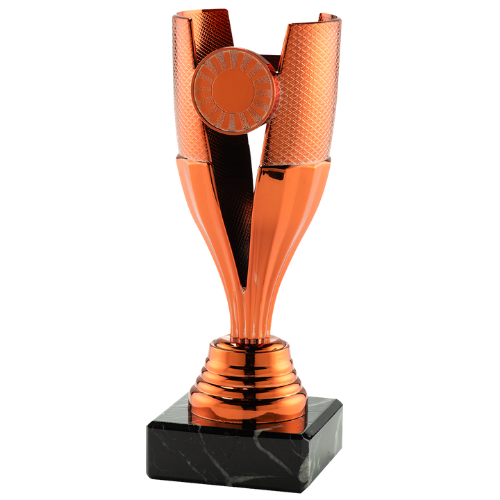 Puchar brązowy SET.352.03.A – puchar wys. 15,5 cm z czaszą śr. 5,5 cm na czarnej podstawie marmurowej. Wykonany z plastiku pokrytego brązową powłoką, miejsce na emblemat śr. 25 mm. Idealna nagroda na zawody sportowe i uroczystości.