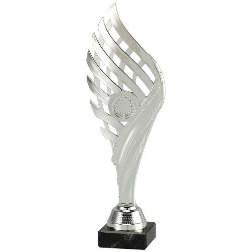 Puchar srebrny SET.350.02.A – puchar wys. 27 cm w kształcie skrzydła na czarnej podstawie marmurowej. Wykonany z plastiku pokrytego srebrną powłoką, miejsce na emblemat śr. 25 mm. Idealna nagroda na zawody sportowe i uroczystości.