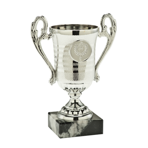 Puchar srebrny SET.306.02.A – klasyczny puchar z uchwytami, wys. 14,5 cm z czaszą śr. 6 cm na czarnej podstawie marmurowej. Wykonany z plastiku pokrytego srebrną powłoką, miejsce na emblemat śr. 25 mm. Idealna nagroda na zawody sportowe i uroczystości.