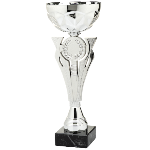 Puchar srebrny ET.481.02.B – puchar wys. 31 cm z czaszą śr. 12 cm na czarnej podstawie marmurowej. Wykonany z plastiku i metalu pokrytego srebrną powłoką, miejsce na emblemat śr. 25/50 mm. Idealna nagroda na zawody sportowe i uroczystości.