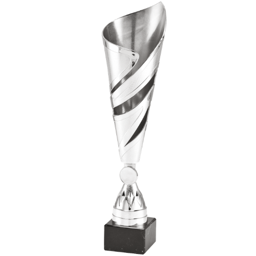Puchar srebrny ET.432B.02.B – puchar wys. 36 cm ze skręconą czaszą śr. 10 cm na czarnej podstawie marmurowej. Wykonany z plastiku, miejsce na emblemat śr. 25 mm. Idealna nagroda na zawody sportowe i uroczystości.