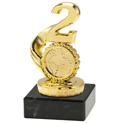 Statuetka numer 2 ST.902.01.A – złota statuetka w kształcie cyfry „2" z miejscem na emblemat śr. 25 mm, na czarnej podstawie marmurowej. Wysokość 100 mm. Idealna nagroda za drugie miejsce.