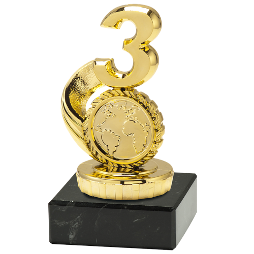 Statuetka numer 3 ST.903.01.A – złota statuetka w kształcie cyfry „3" z miejscem na emblemat śr. 25 mm, na czarnej podstawie marmurowej. Wysokość 100 mm. Idealna nagroda za trzecie miejsce.