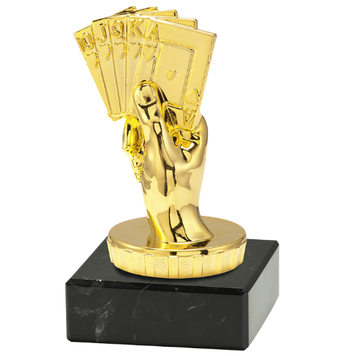 Statuetka karty ST.918.01.A – złota statuetka z wachlarzem kart do gry, na czarnej podstawie marmurowej. Wysokość 100 mm. Idealna nagroda na turnieje brydża, pokera i gier karcianych.