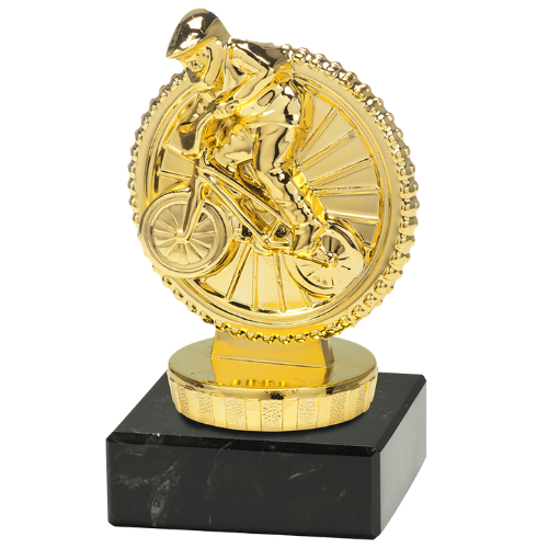 Statuetka BMX ST.927.01.A – złota statuetka z rowerzystą BMX, na czarnej podstawie marmurowej. Wysokość 100 mm. Idealna nagroda na zawody rowerowe i kolarskie.