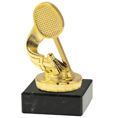 Statuetka badminton ST.928.01.A – złota statuetka z rakietą i lotką do badmintona, na czarnej podstawie marmurowej. Wysokość 100 mm. Idealna nagroda na turnieje badmintona i zawody sportowe.